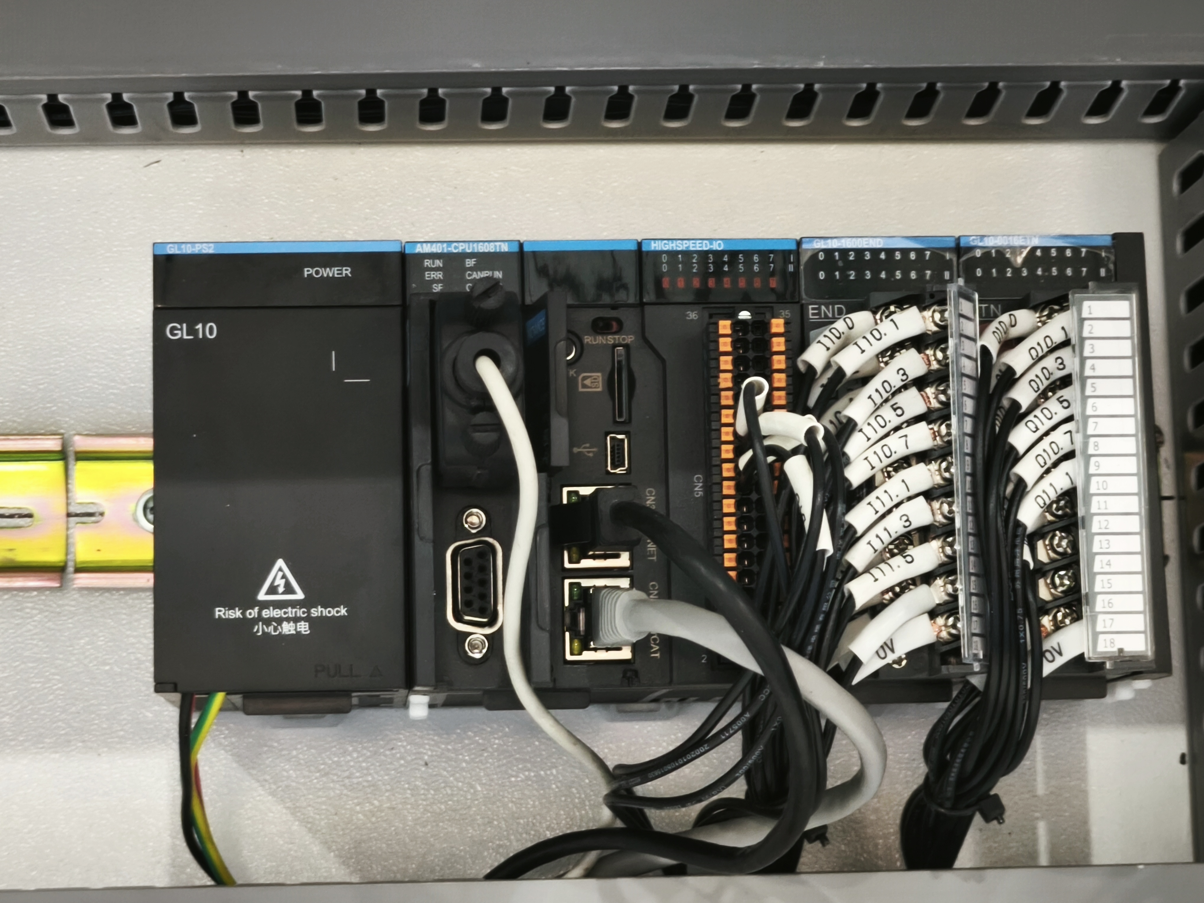 PLC industrial cableado dentro de tablero